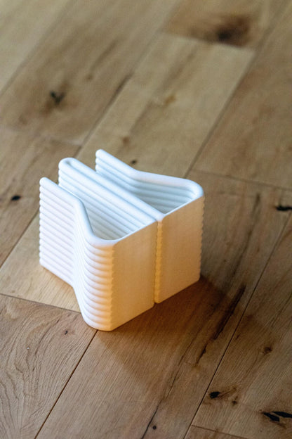 Podwójny pionowy stojak na laptopa: minimalistyczny organizer do MacBooka