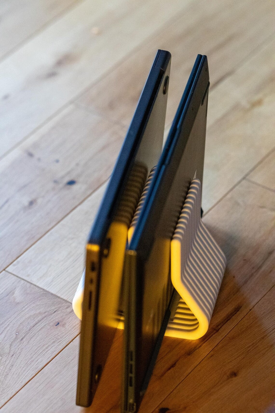 Podwójny pionowy stojak na laptopa: minimalistyczny organizer do MacBooka