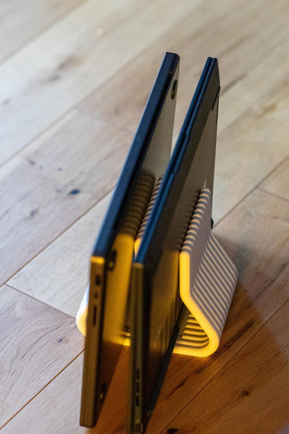 Podwójny pionowy stojak na laptopa: minimalistyczny organizer do MacBooka