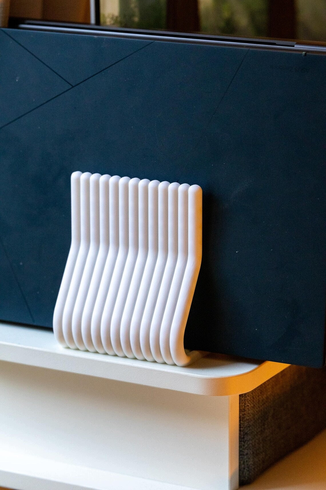 Podwójny pionowy stojak na laptopa: minimalistyczny organizer do MacBooka