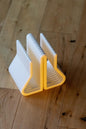 Podwójny pionowy stojak na laptopa: minimalistyczny organizer do MacBooka